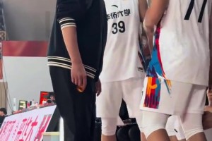 国内的网红级主教练！华侨大学主帅周鲁男给队员送上死亡凝视