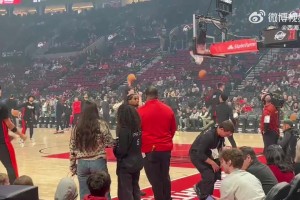 找找手感~杨瀚森赛前热身练习近筐小勾手🔥左、右手都来~